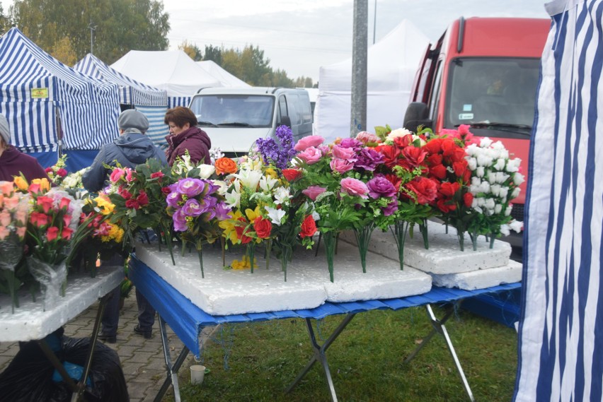 Wszystkich Świętych 2023. Znicze, kwiaty, wiązanki na groby na targowisku w Przysusze. Jakie ceny przed 1 listopada? Zobaczcie zdjęcia