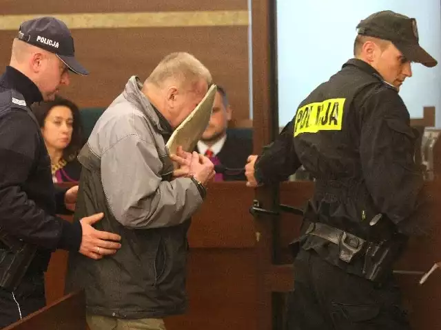 68-letni mężczyzna oskarżony o usiłowanie zabicia swojej synowej we wtorek usłyszał wyrok &#8211; sąd uznał go winnym i wymierzył karę 15 lat więzienia. Słuchając wyroku oskarżony cały czas zasłaniał twarz tekturową teczką.