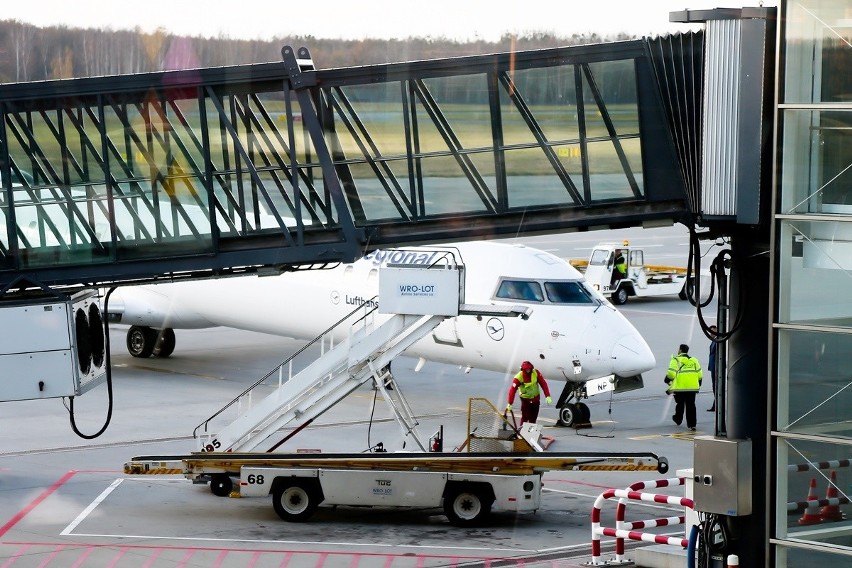 Huczne powitanie trzymilionowego pasażera na wrocławskim lotnisku. Przyleciał z Meksyku [ZDJĘCIA]