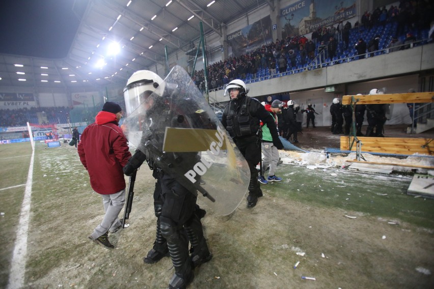 Derby Śląska przerwane, potem zakończone. Kibice Górnika...