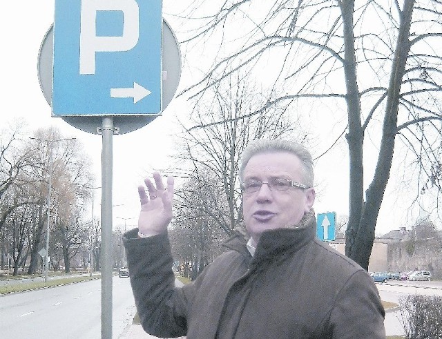 - Można postarać się o lepsze oznakowanie zjazdu do parkingu - mówi Piotr Czerwiński. - Na przykład nad drogą.