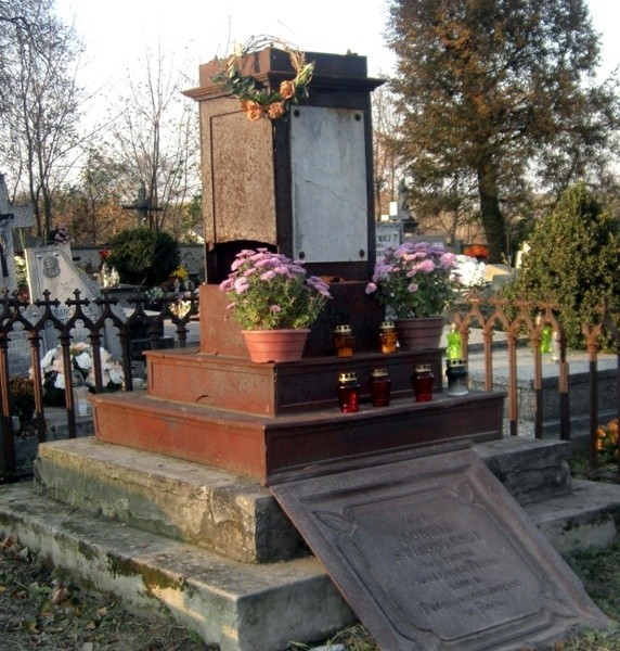Pomnik Seweryna Horodyskiego na opatowskim cmentarzu parafialnym. Jakiś czas temu ktoś ukradł metalowy krzyż oraz ogrodzenie, wszystko prawdopodobnie pocięte trafiło na złom. Jeszcze nie ukończono jego odnowy, na którą zebrano pieniądze rok temu. Dlatego w tym roku kwesty w Opatowie nie będzie.