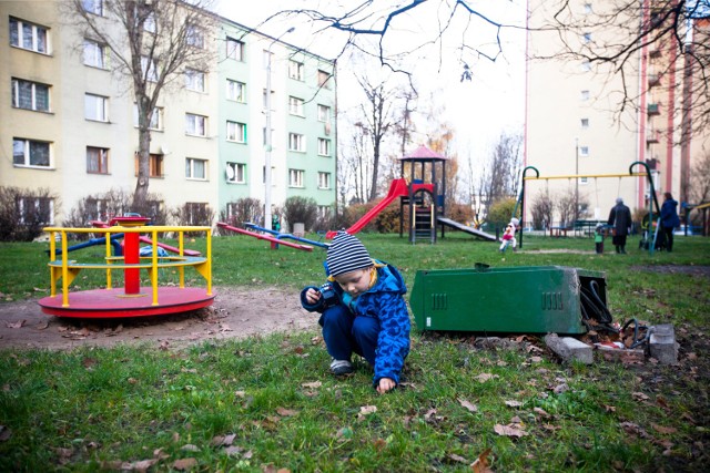 13.11.2015 krakowplac zabaw na osiedle jagiellonskien/z chlopiec z dziadkiem na plac zabawfot. joanna urbaniecgazeta krakowska