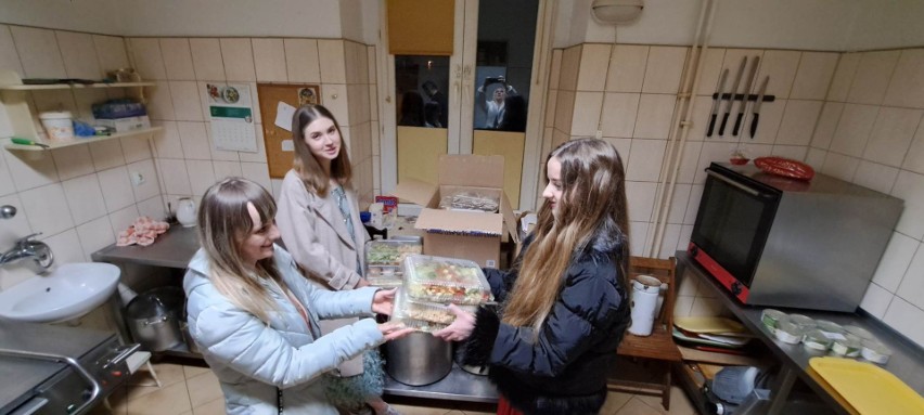 Wspaniały gest maturzystów z I Liceum Ogólnokształcącego imienia Żeromskiego w Kielcach. Przekazali jedzenie ze studniówki potrzebującym