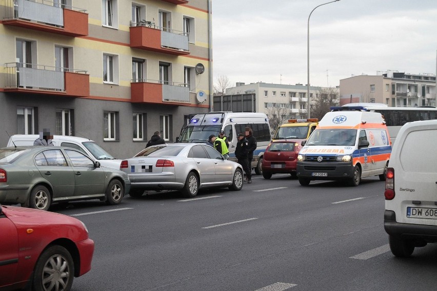 Kolizja czterech samochodów w Opolu na skrzyżowaniu ulicy...