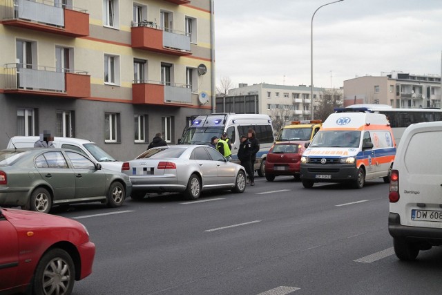 Kolizja czterech samochodów w Opolu na skrzyżowaniu ulicy Luboszyckiej z ulicą Nysy Łużyckiej.