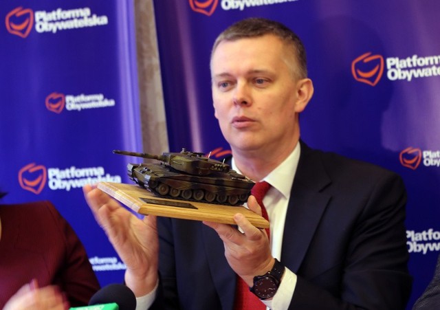 Minister obrony narodowej Tomasz Siemoniak z modelem leoparda