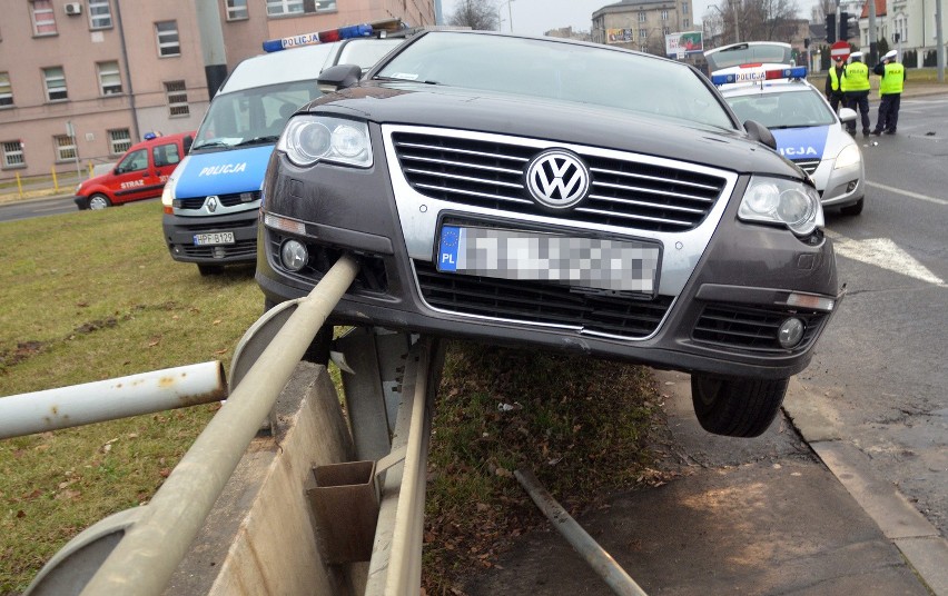 Wypadek na Mickiewicza. Volkswagen zawisł na barierce wiaduktu [ZDJĘCIA+FILM]