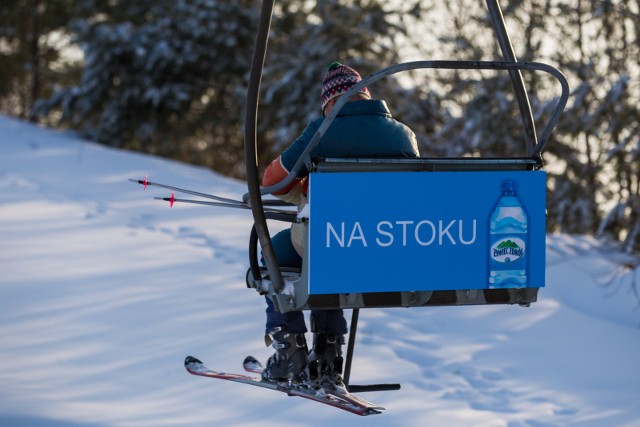 Astronomiczna zima rozpoczęła się w czwartek, kalendarzowa w piątek. Najwyższy więc czas na nasmarowanie ślizgów i zaostrzenie krawędzi nart i snowboardów. Na Dolnym Śląsku jest kilkadziesiąt miejscowości i ośrodków, w których dostępne są trasy o zróżnicowanej trudności. Początkujący z pewnością znajdą swoją oślą łączkę, a zaawansowani rozwiną skrzydła na bardziej wymagających trasach. Z kolei miłośnicy freestyle poszaleją w niejednym snowparku. Choć we Wrocławiu śniegu nie ma, to w górach jest już biało, wyciągi działają, a trasy są otwarte. Sprawdzamy warunki w największych dolnośląskich ośrodkach.