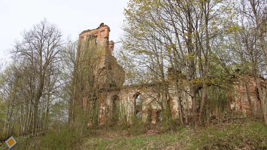 Niebanalną atrakcją Suwalszczyzny są ruiny spalonego w 1945...