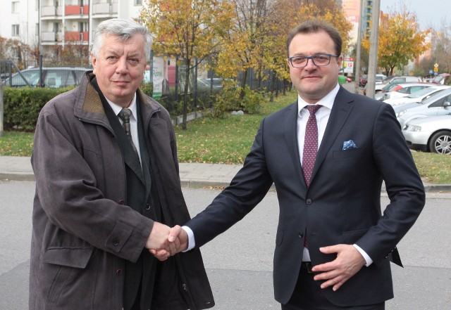 Kazimierz Woźniak (z lewej) poparł przed wyborami prezydenckimi w Radomiu Radosława Witkowskiego na włodarza tego miasta.