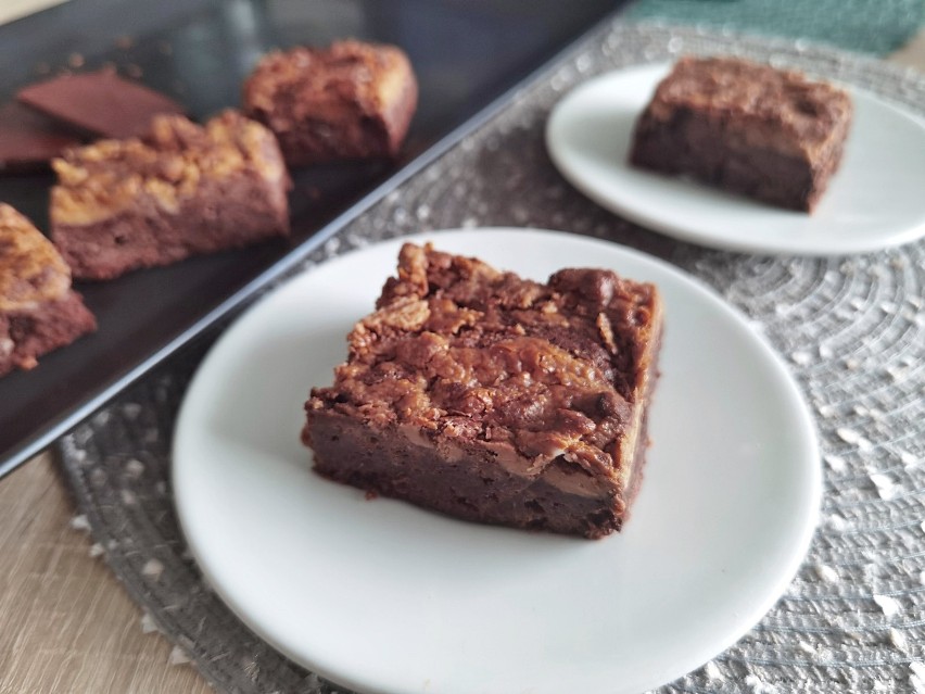 Mocno czekoladowe brownie ze słodko-słonym masłem...