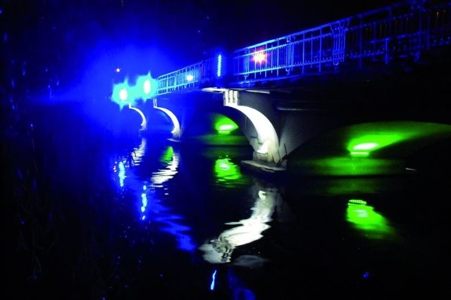 Kolorami na moście na Jeziorze Ełckim steruje specjalny program. Wieczorami i w nocy most widać z daleka &#8211; mieni się wieloma barwami i zmienia wygląd mniej więcej co pół minuty.