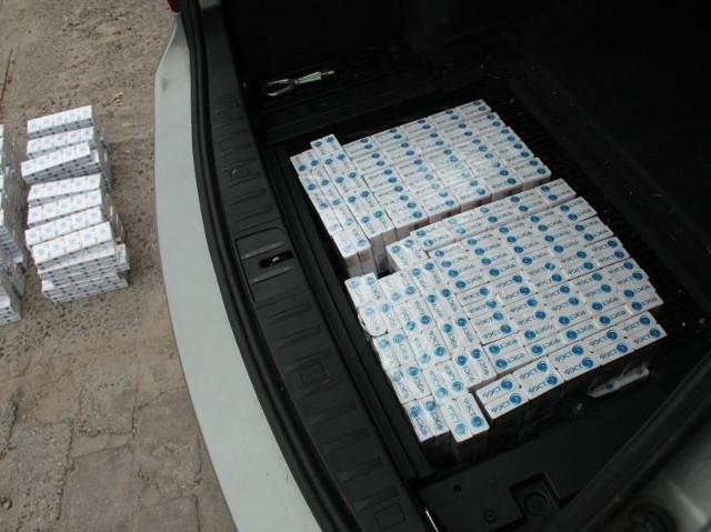 Bagażnik kontrolowanego BMW był pełen papierosów bez polskich znaków akcyzy.