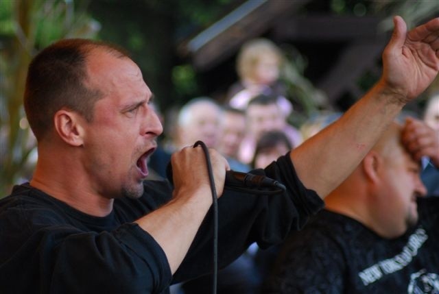Paweł Kukiz zaśpiewał z zespołem Piersi na imprezie w Szczepanowicach