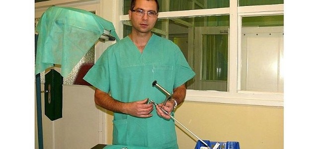 Specjalista urolog dr Piotr Satławski prezentuje nefroskop do usuwania dużych kamieni nerkowych.