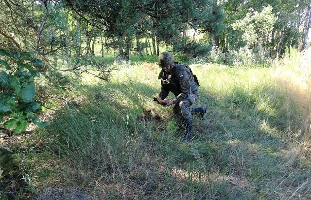 W poniedziałek, 8 lipca, Patrol Saperski nr 14 stacjonujący w 2 Inowrocławskim Pułku Inżynieryjnym wezwany został w okolice Dziennic (gm. Inowrocław). Powodem był granat moździerzowy produkcji radzieckiej, z czasów drugiej wojny światowej. Natrafiono na niego w lesie, na skraju pola ornego. Niebezpieczna pamiątka po wojennych latach zostanie zniszczona na poligonie w Łojewie. Razem z saperami na miejscu działa patrol policji z komendy powiatowej w Inowrocławiu. Funkcjonariusze zabezpieczyli teren tak, by nikt nie mógł znaleźć się w pobliżu niewybuchu. Jak się dowiadujemy, w tym roku było to już 155 zgłoszenie do Patrolu Saperskiego nr 14 o niebezpiecznym znalezisku.