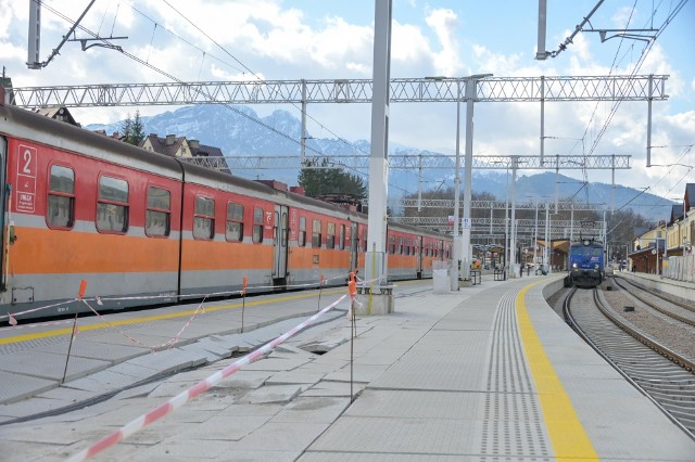 Stacja PKP w Zakopanem zapada się. A ma zaledwie 2,5 miesiąca