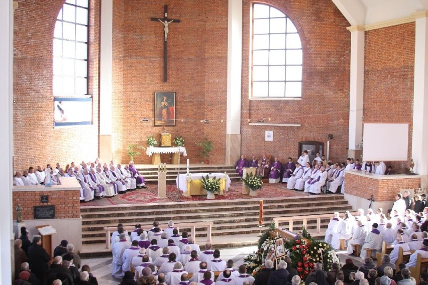 Setki parafian pożegnały zmarłego proboszcza Andrzeja Salę 