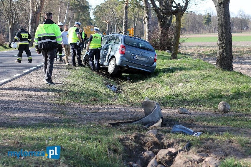 Mały Płock. Wypadek na DK 63. Citroen zderzył się z ciężarową Scanią. Ranne dziecko przetransportowano śmigłowcem do szpitala [ZDJĘCIA]