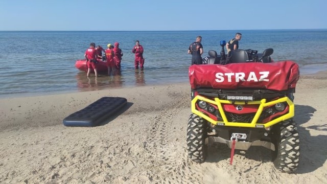 W sobotę, 19 czerwca, około godz. 15 w Sarbinowie w gminie Mielno, w okolicy ul. Nadmorskiej, plażowicze zauważyli na morzu pusty materac.