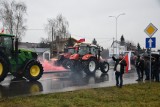 Trwa protest rolników z AGROunii w Chełmie. Blokowana jest ulica Rejowiecka. Samochody ciężarowe muszą omijać miasto [ZDJĘCIA]