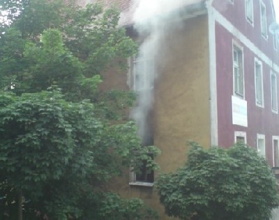 Z okna mieszkania wydobywał się silny dym.