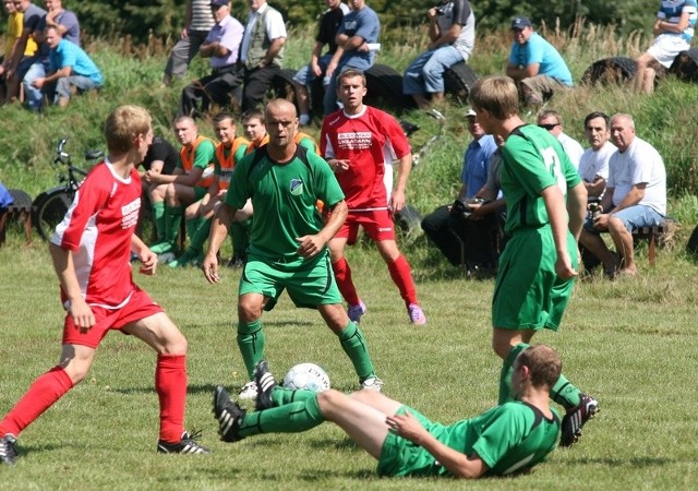Na boisku w Chmielowie piłkarze Jadachów (w zielonych koszulkach) wysoko pokonali beniaminka z Wydrzy. 