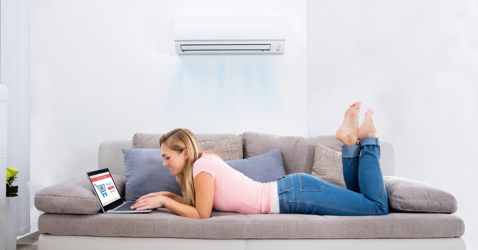 Klimatyzacja do mieszkania i domu. Sprawdź, gdzie zamocować klimatyzator w  salonie? Te triki montażowe warto znać | RegioDom
