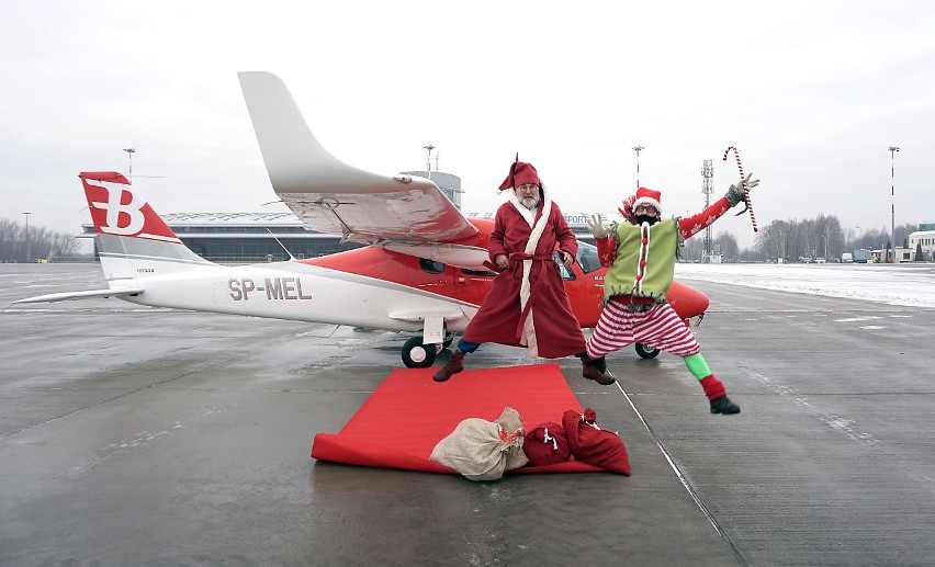Święty Mikołaj przyleciał na łódzkie lotnisko! Miał ze sobą prezenty ZDJĘCIA