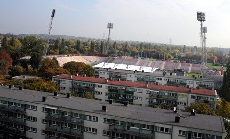 Sąsiedztwo stadionu jednym lokatorom tych bloków...