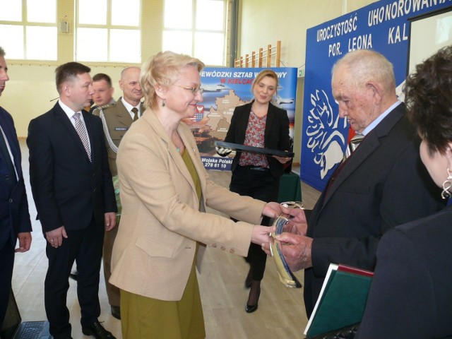 Beata Oczkowicz, wiceminister obrony narodowej wręcza Leonowi Kalecie &#8222;Broń Białą&#8221; podczas niedawnej uroczystości awansu do stopnia porucznika.