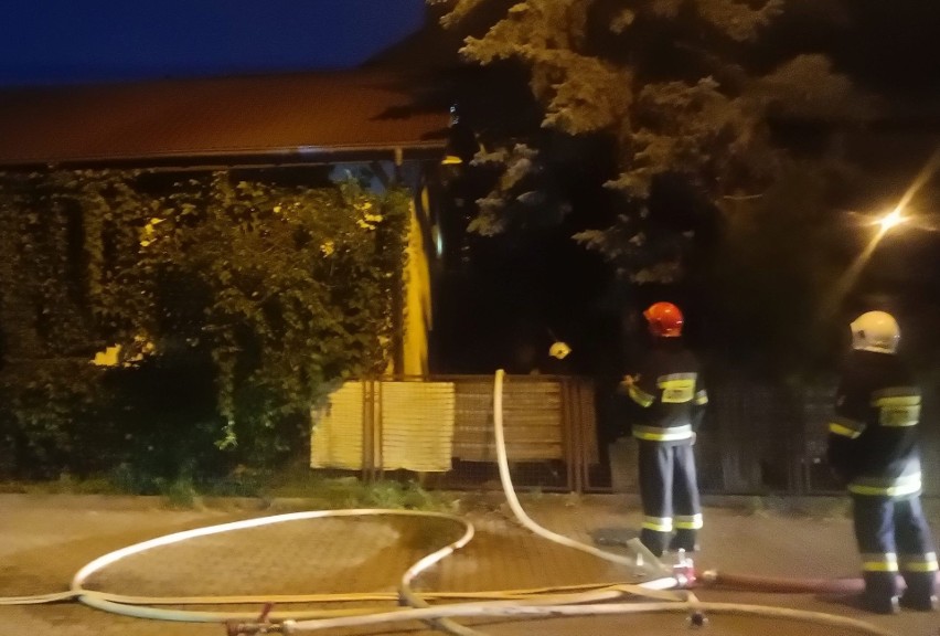 Pożar w Ostrołęce. Paliło się poddasze oficyny przy ul. Sienkiewicza. 18.08.2022 