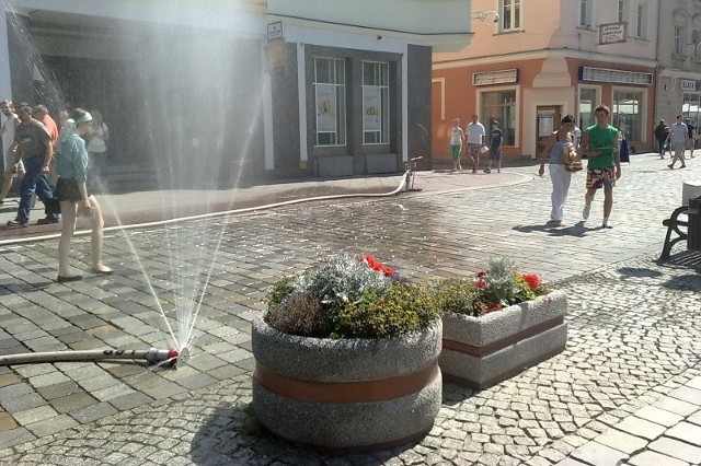 Kurtyny będą chłodzić opolan do końca upałów.