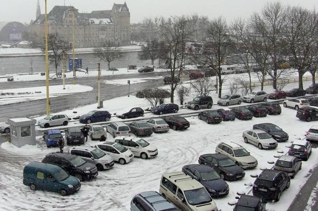 W Szczecinie od kilku godzin pada śnieg, ale sytuacja na drogach jest dobra.