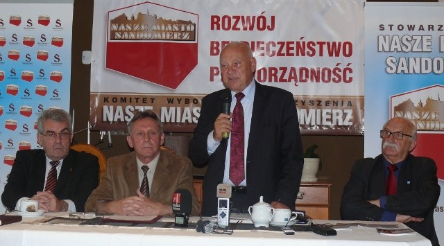 Jerzy Borowski przedstawił program wyborczy. Obok przedstawiciele komitetu wyborczego Stowarzyszenia &#8222;Nasze Miasto-Sandomierz&#8221;. 