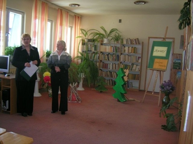 Wystawę otworzyły między innymi od lewej Teresa Niewczas, dyrektor Miejsko-Gminnej Biblioteki Publicznej w Iłży oraz malarka Grażyna Potocka.