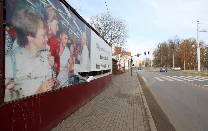 Zniszczyli billboard z papieżem na ogrodzeniu dawnego Unionteksu