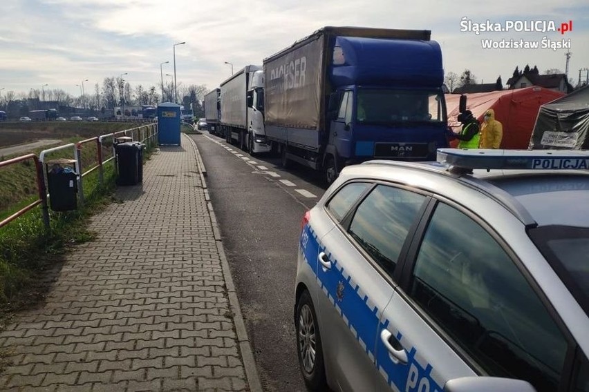 Mieszkańcy regionu stoją w długich kolejkach do pracy...