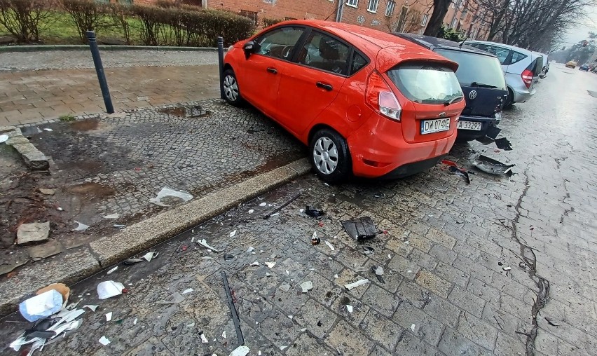 Rozbite samochody na al. Pracy we Wrocławiu