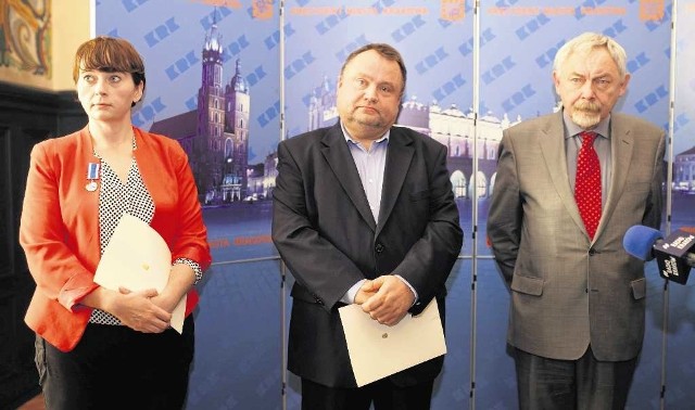 Magdalenę Srokę na stanowisku wiceprezydenta Krakowa zastąpił Andrzej Kulig (w środku)