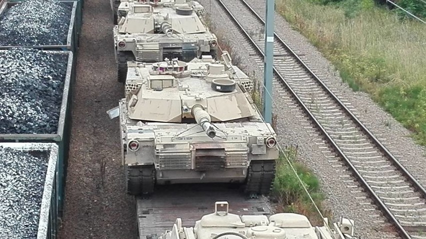 Amerykańskie czołgi przejeżdżają przez Kraków