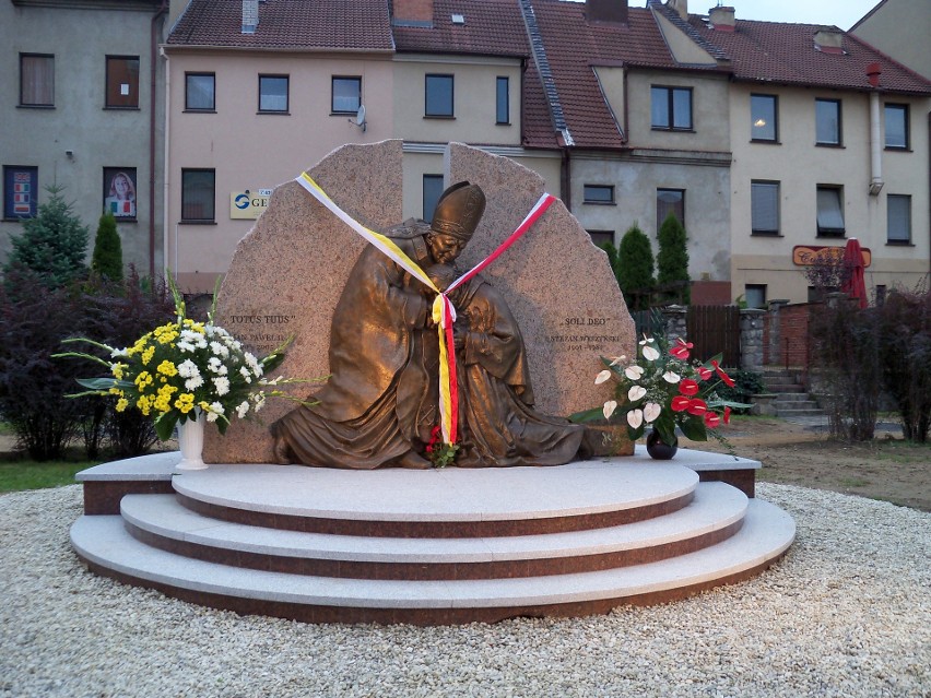Pomnik kardynała Wyszyńskiego i Jana Pawła II