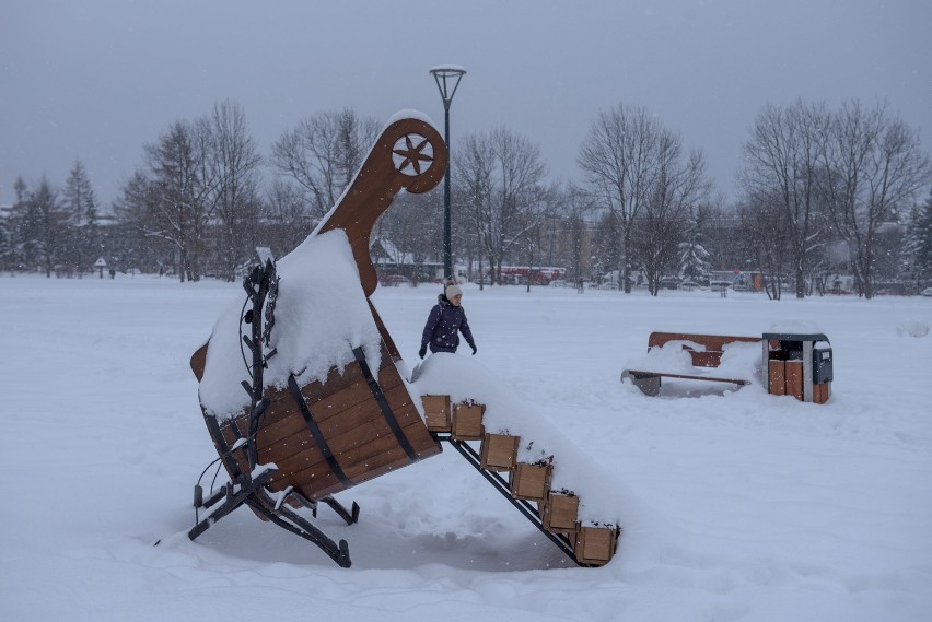 Zakopane przed sylwestrem. Śnieg, tłumy, korki i brak wody [ZDJĘCIA]