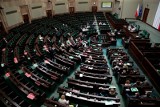 Sondaż: Zjednoczona Prawica liderem. Ruch Hołowni Polska 2050 traci poparcie, jest słabszy niż Lewica. Jaki będzie podział mandatów? 