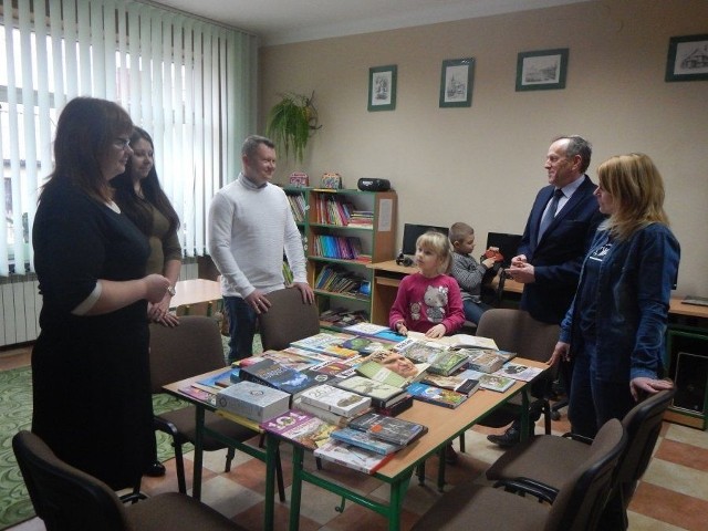 Burmistrz Zdzisław Wójcik (z prawej) na uroczystym przekazaniu angielskiego księgozbioru dla biblioteki.