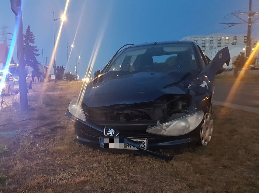 Cudem z wypadku wyszedł kierowca wraz z pasażerm peugeota,...