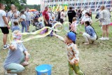 Festiwal baniek mydlanych przy stadionie miejskim. Tysiące magicznych kul uleciało z wiatrem