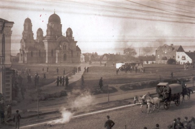 Ćwiczenia strażackie, które odbyły się około 1930 roku na Placu Wyzwolenia przy niedokończonym soborze prawosławnym. Obecnie w tym miejscu stoi gmach komendy wojewódzkiej policji.