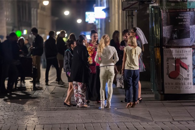 Nocne życie w Krakowie, zwłaszcza w rejonie Rynku Głównego, często wymyka się spod kontroli i kończy bójkami czy pobiciami